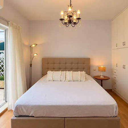 Nini's Maison - Terrace Living Above דירה