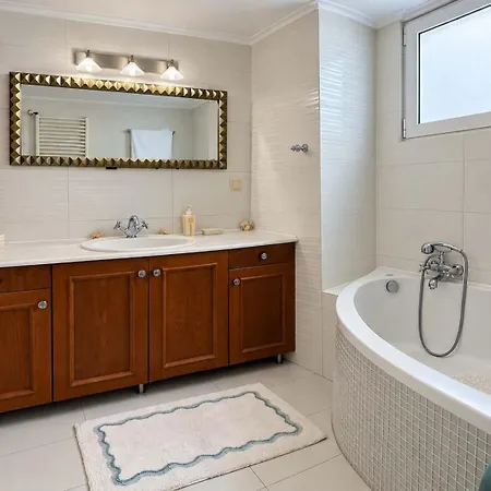 דירה Nini's Maison - Terrace Living Above *